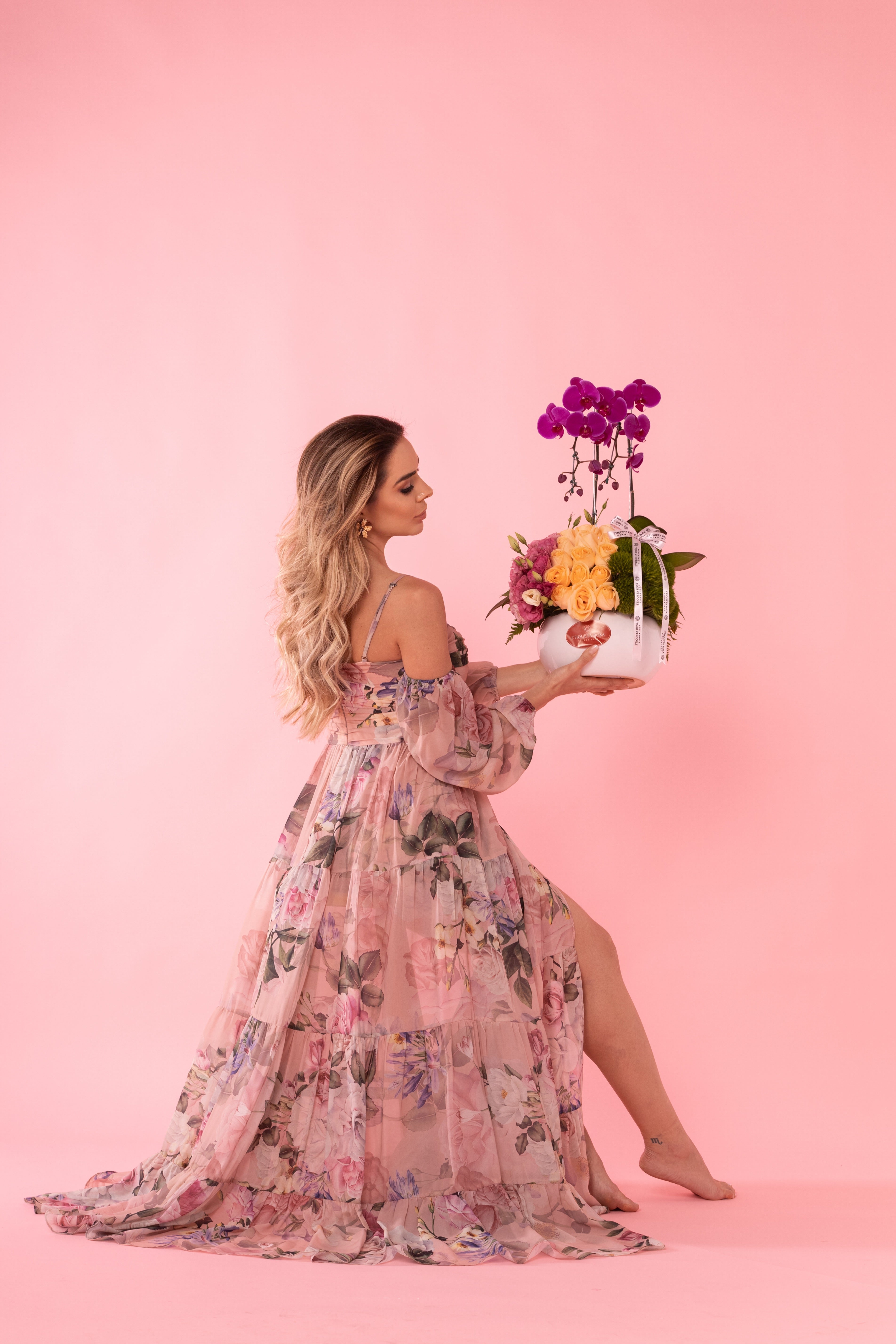 VASO COM ORQUIDEA E ROSAS