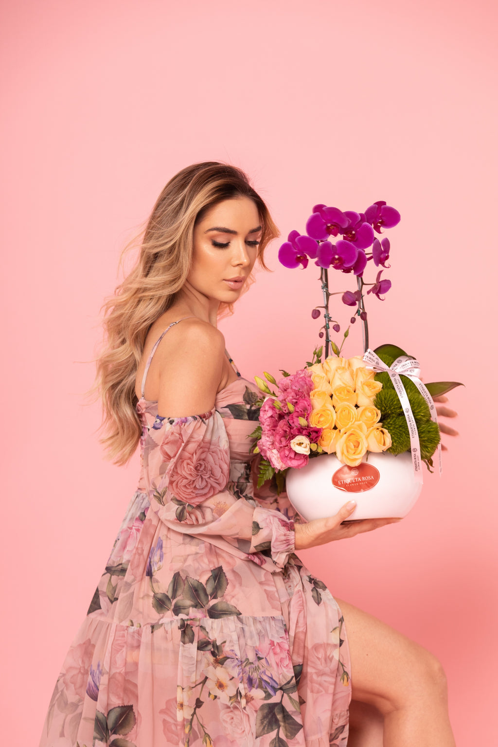 VASO COM ORQUIDEA E ROSAS