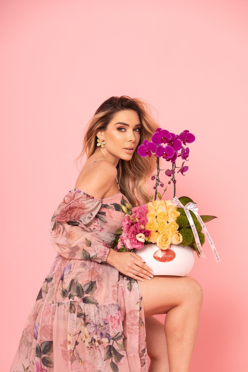 VASO COM ORQUIDEA E ROSAS